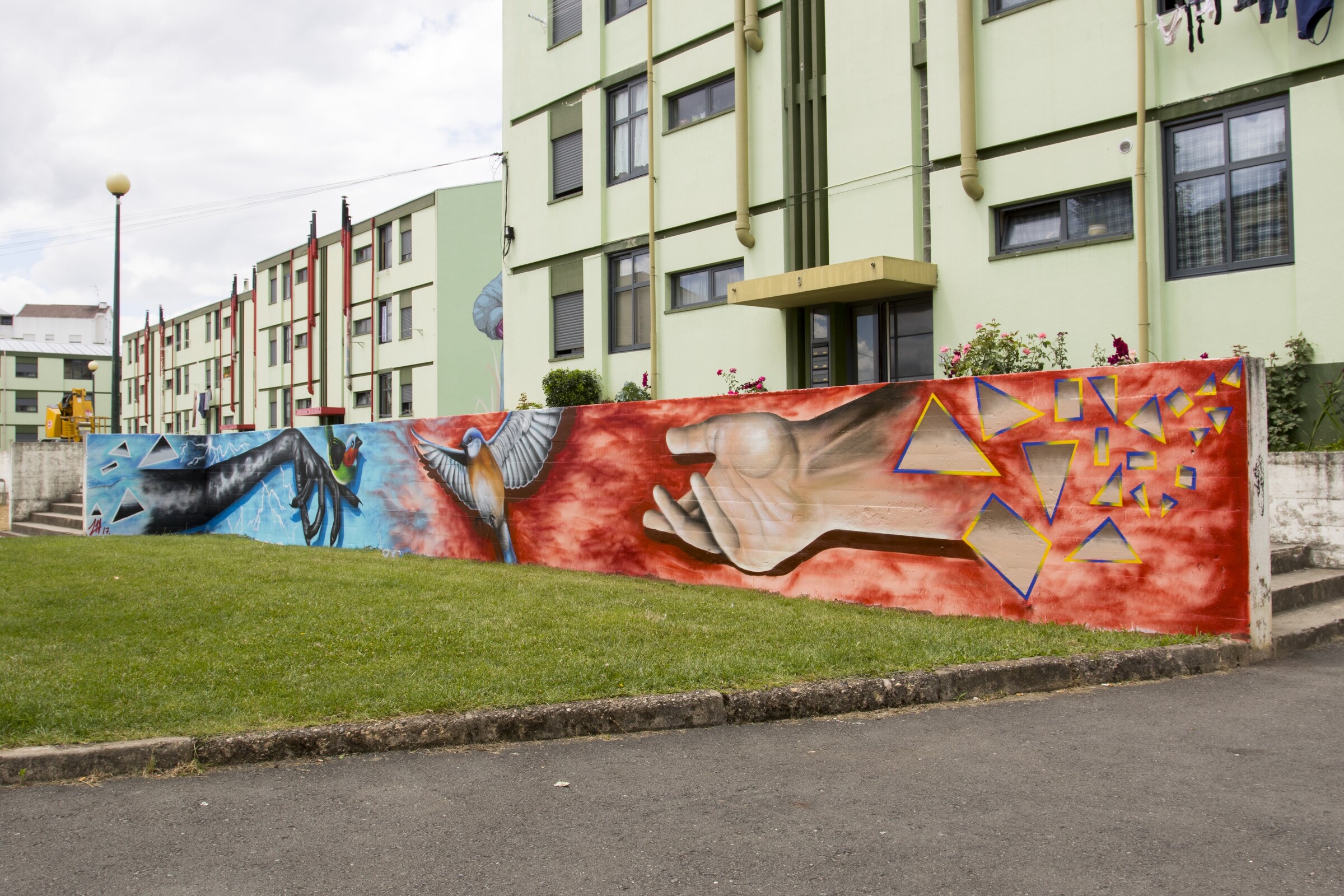 Homem ferido com gravidade ao ser atingido com machado na cabeça em Bragança