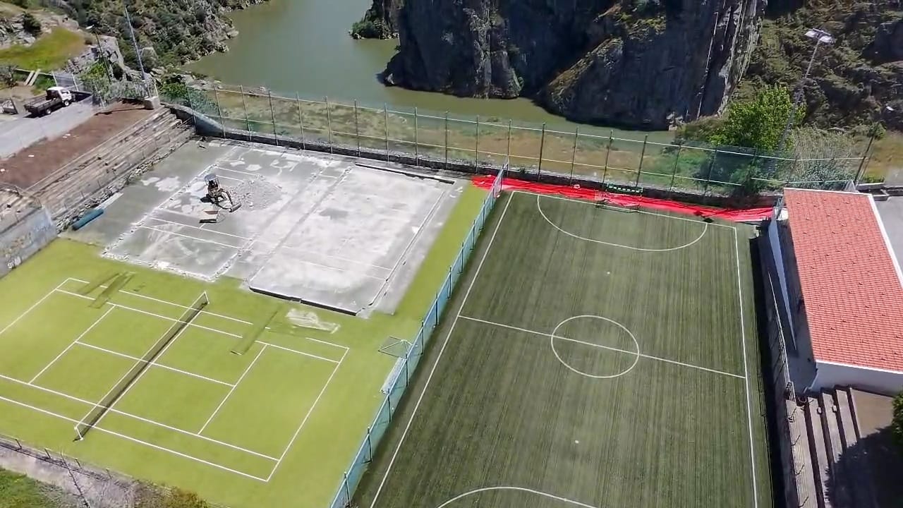Estão a ser construídos dois campos de padel no Campo de Jogos da Terronha em Miranda do Douro 