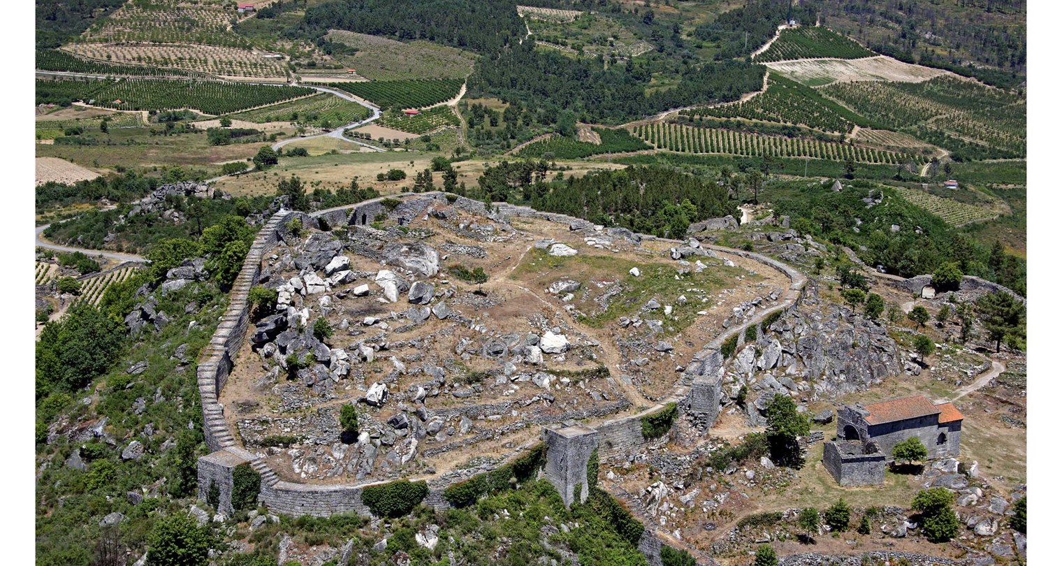 Câmara de Carrazeda de Ansiães quer requalificar Igreja de São Salvador se gestão do castelo passar para alçada do município