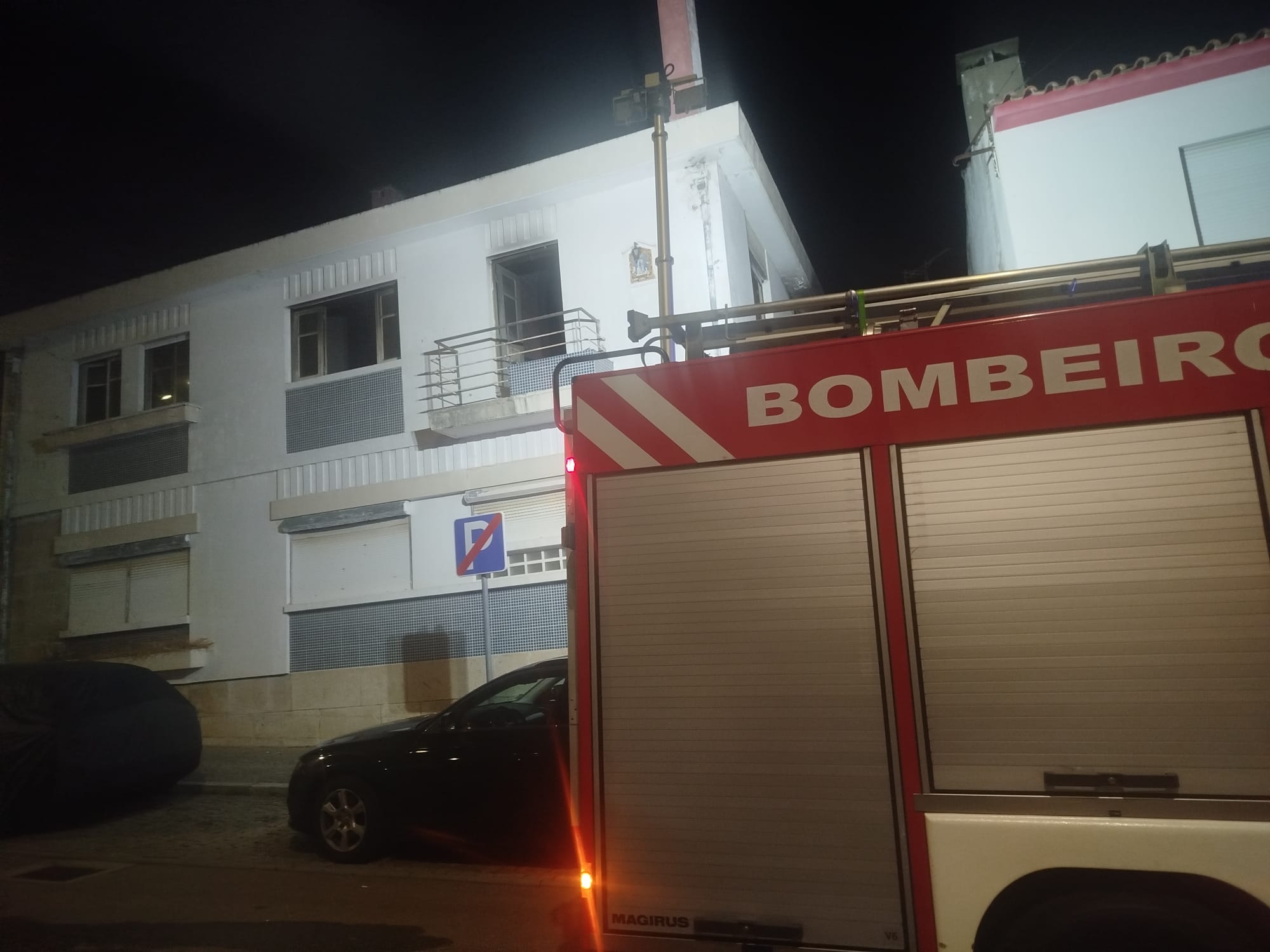 Incêndio destrói parte de habitação em Macedo de Cavaleiros