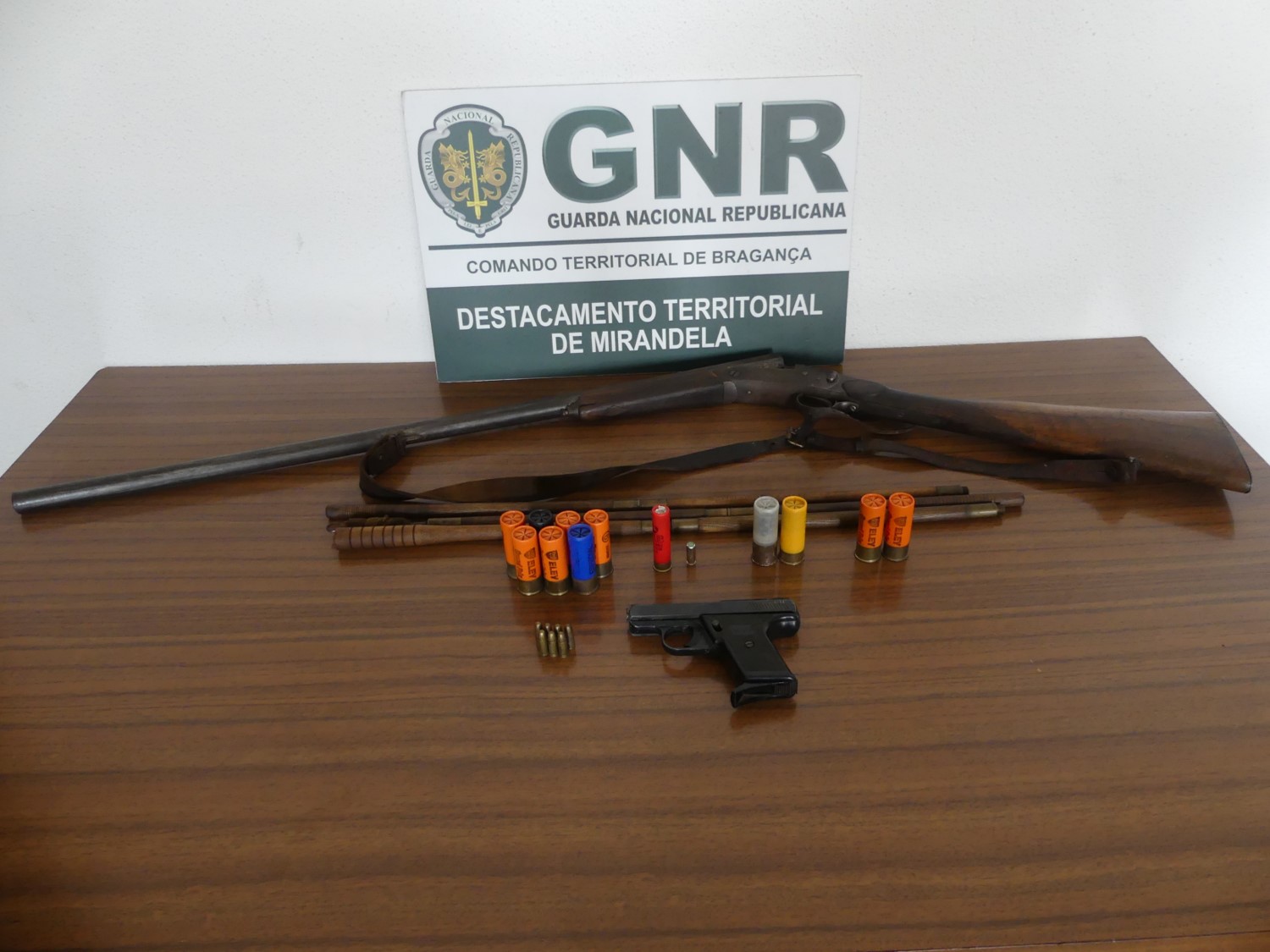 Homem detido por posse ilegal de armas e posse de arma proibida em Mirandela