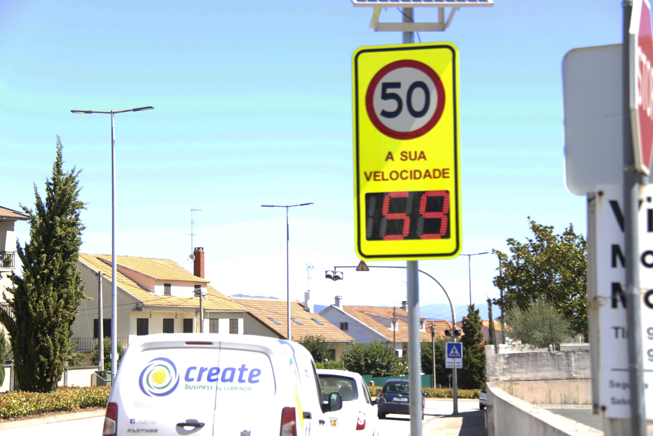 Motorista multado em Bragança por suposta infração a semáforo intermitente e levanta dúvidas legais