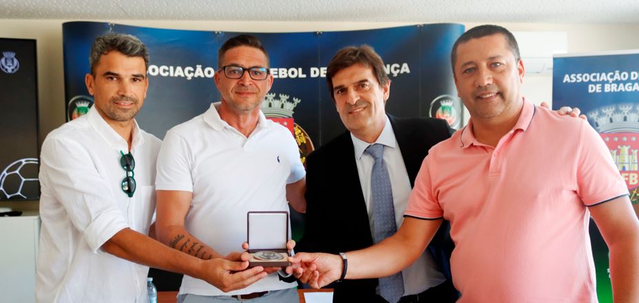 Rui André foi homenageado e é agora Sócio de Mérito da AF Bragança: “Naquela altura foi complicado chegar à primeira liga, é um orgulho ver reconhecido o meu percurso”