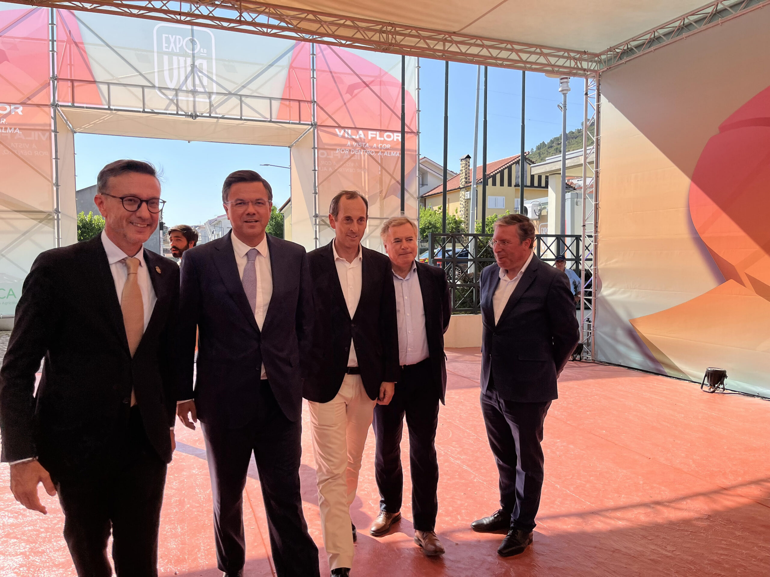 Governo anuncia expansão das lojas do cidadão no interior e digitalização dos serviços públicos