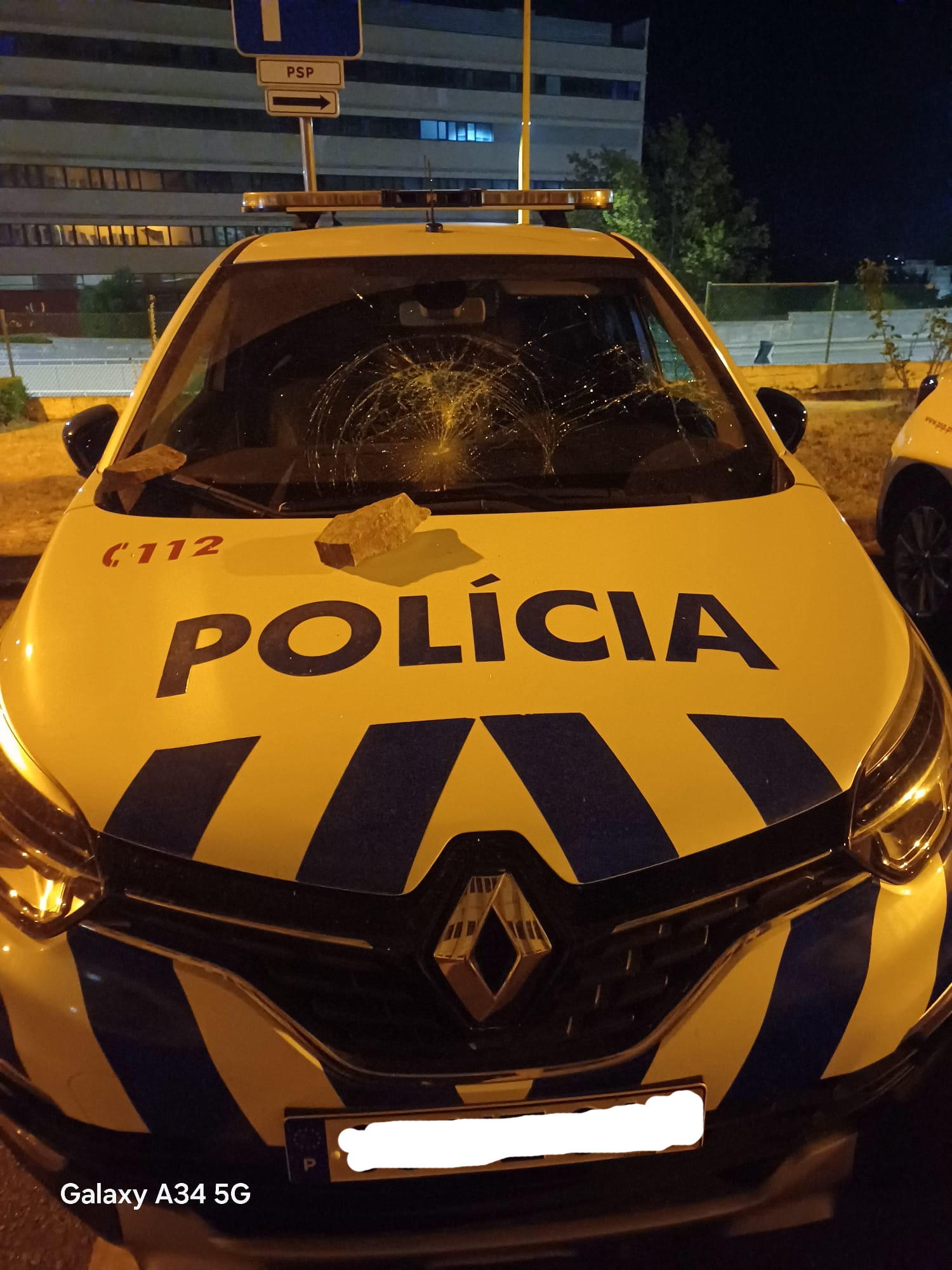 Jovem vandaliza carro da PSP de Bragança