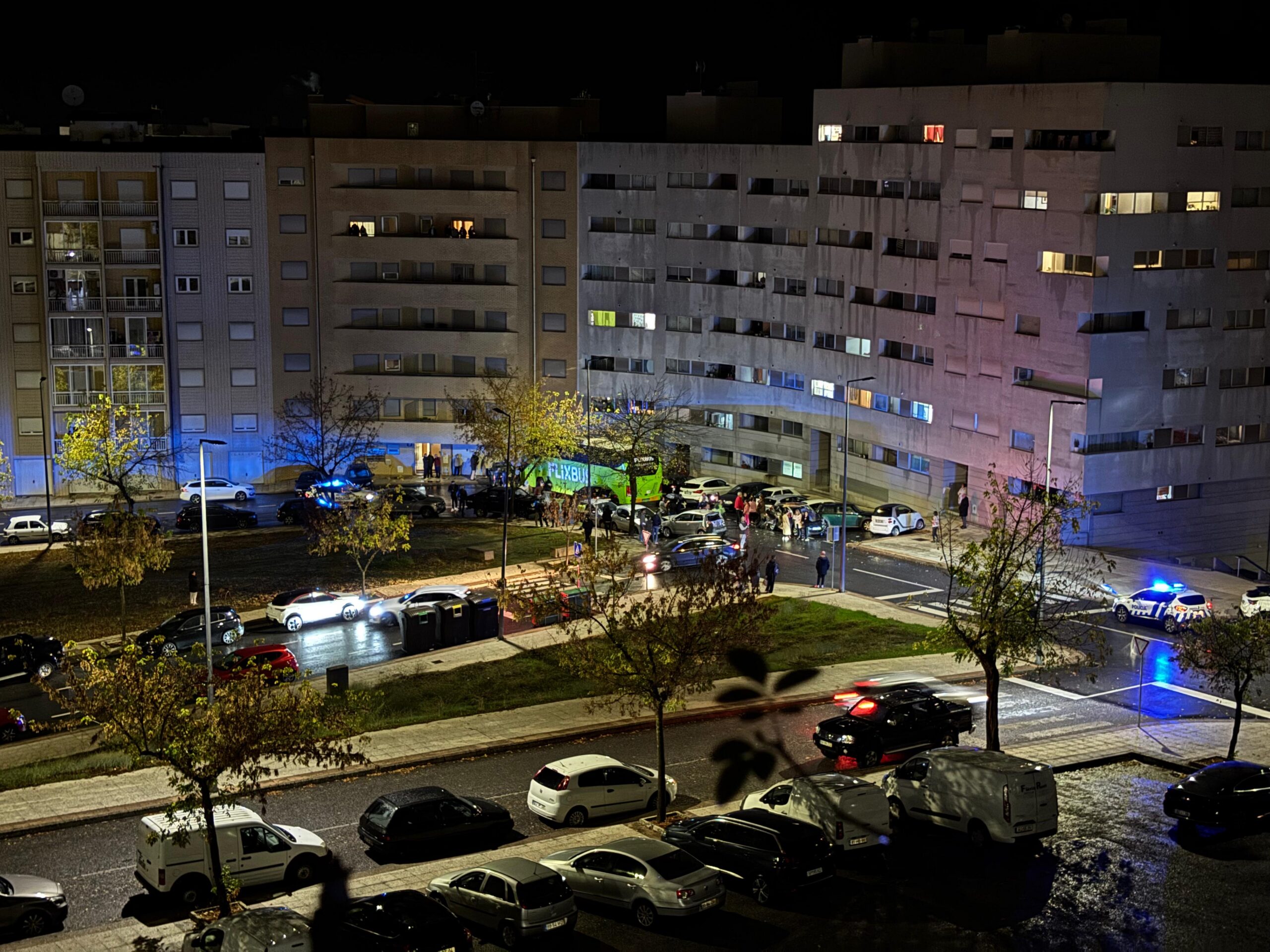 Autocarro da Flixbus destravou e causou danos em alguns carros estacionados em rua de Bragança