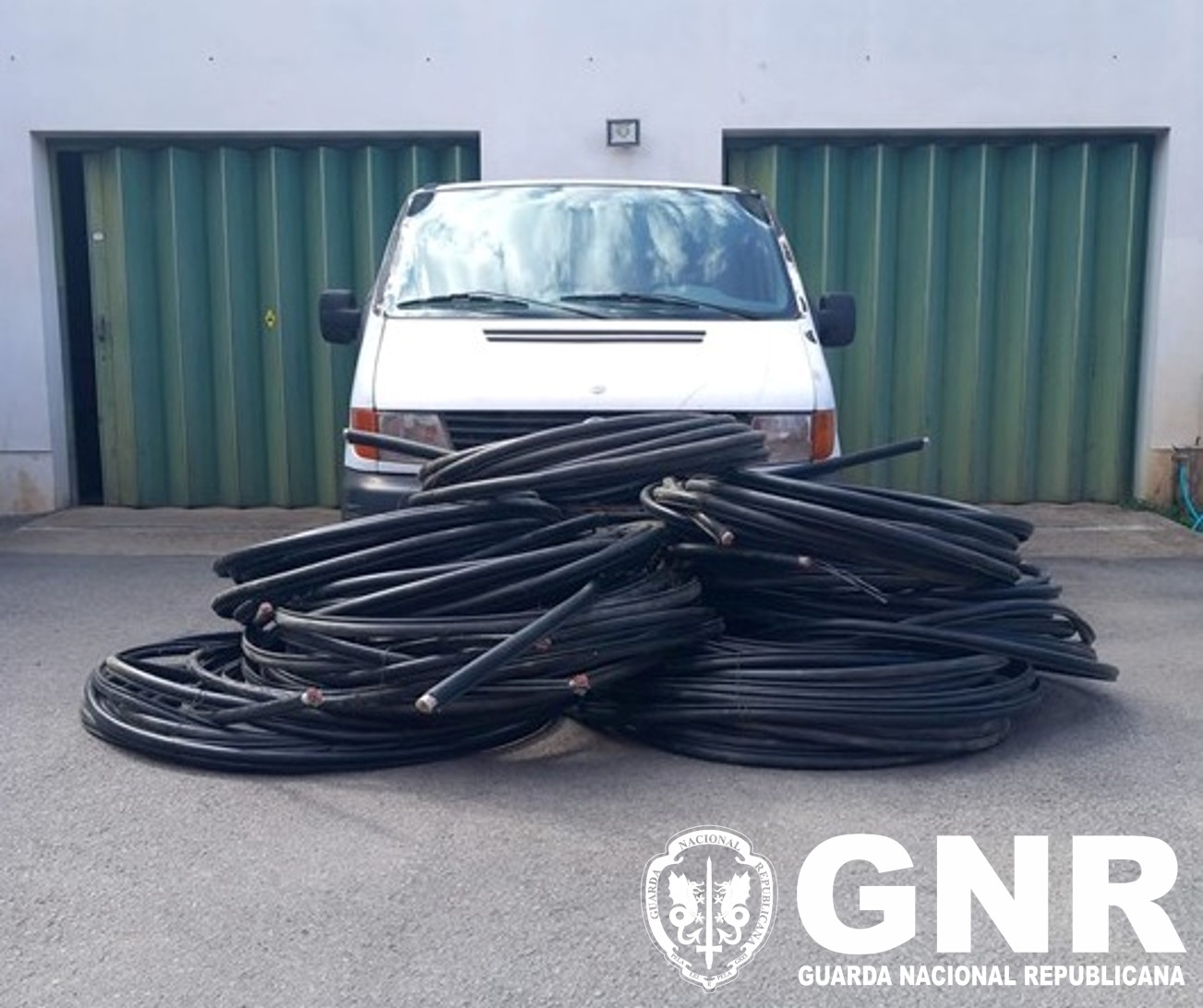 Detido em flagrante delito por furto de metais não preciosos