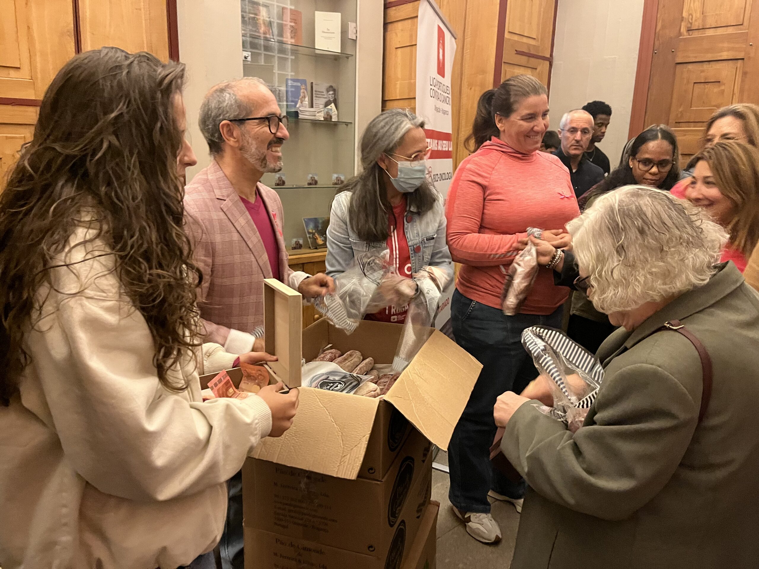 Nem a chuva travou a iniciativa “Pão Solidário” que conseguiu reunir 500 euros para a Liga Contra o Cancro