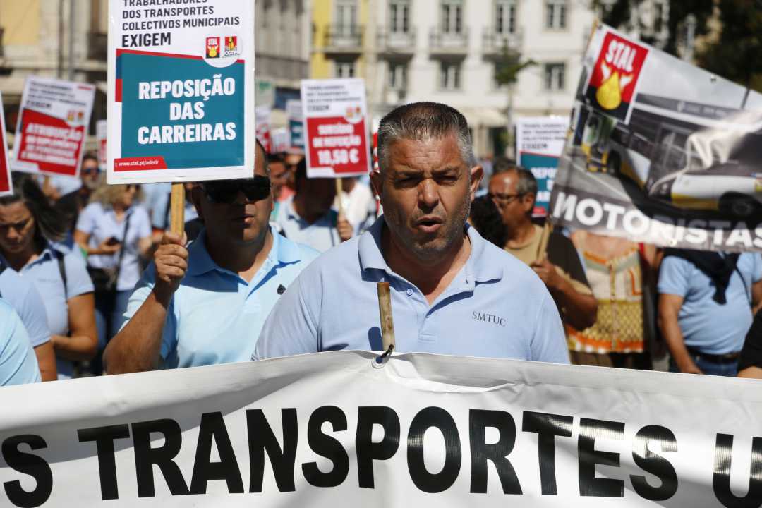 Trabalhadores dos transportes municipais preparam paralisação total dos serviços para sexta-feira