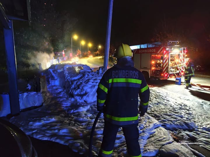 Despiste provoca incêndio de veículo no centro de Bragança