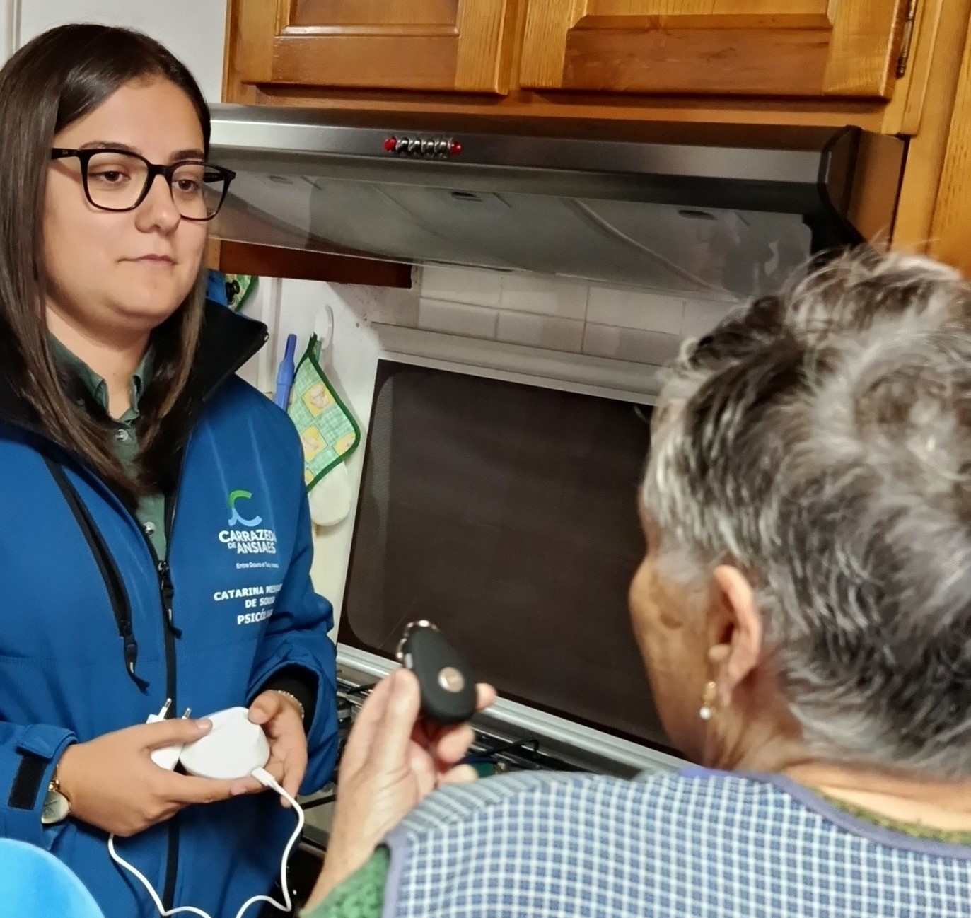Idosos isolados de Carrazeda de Ansiães já começaram a receber dispositivos da GNR para pedir ajuda em caso de emergência