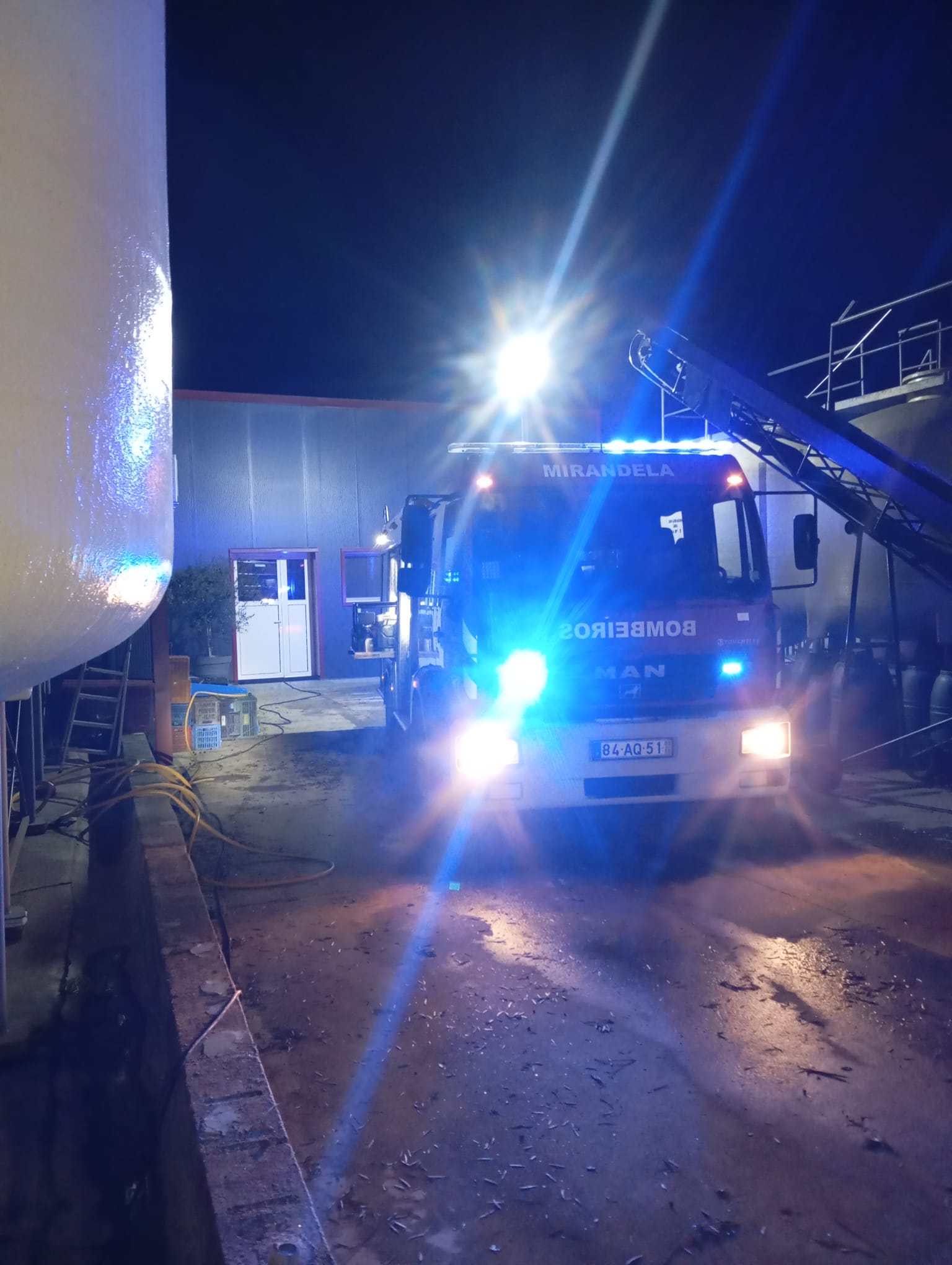 Incêndio destrói armazém de azeitona em Vale de Gouvinhas