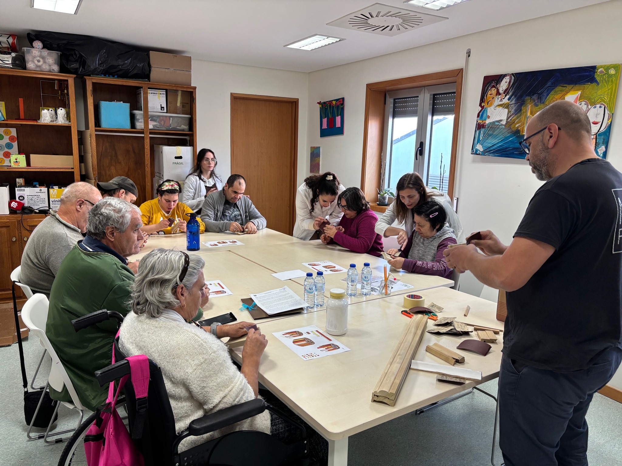 Utentes de lar em Mirandela vão criar peças de mobiliário a partir de sobrantes de madeira doados