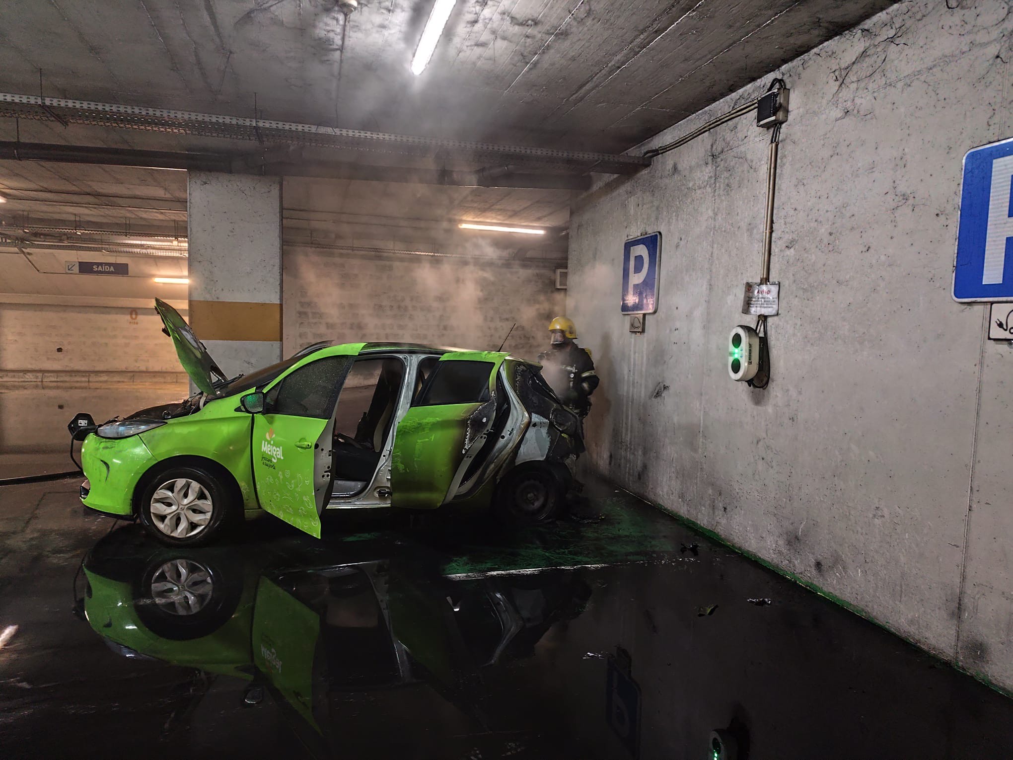 Shopping de Bragança encerrado após carro elétrico se incendiar