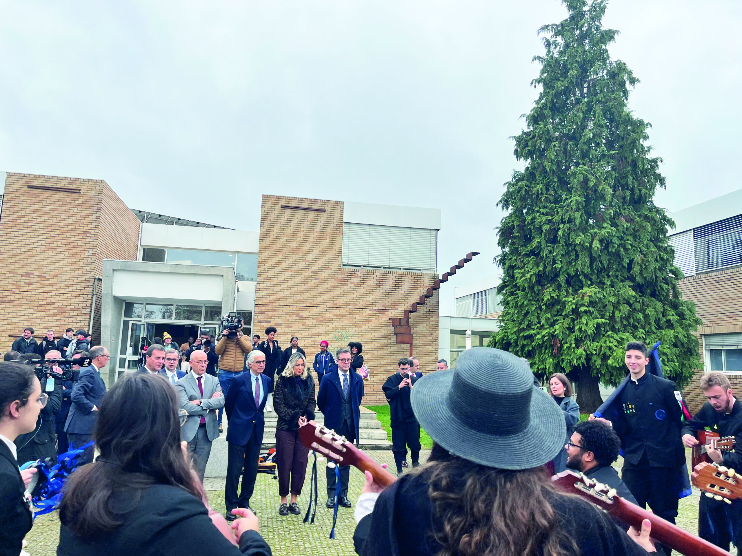 Aguiar-Branco destaca importância da participação dos jovens na democracia e reage à polémica no Parlamento em visita a Bragança