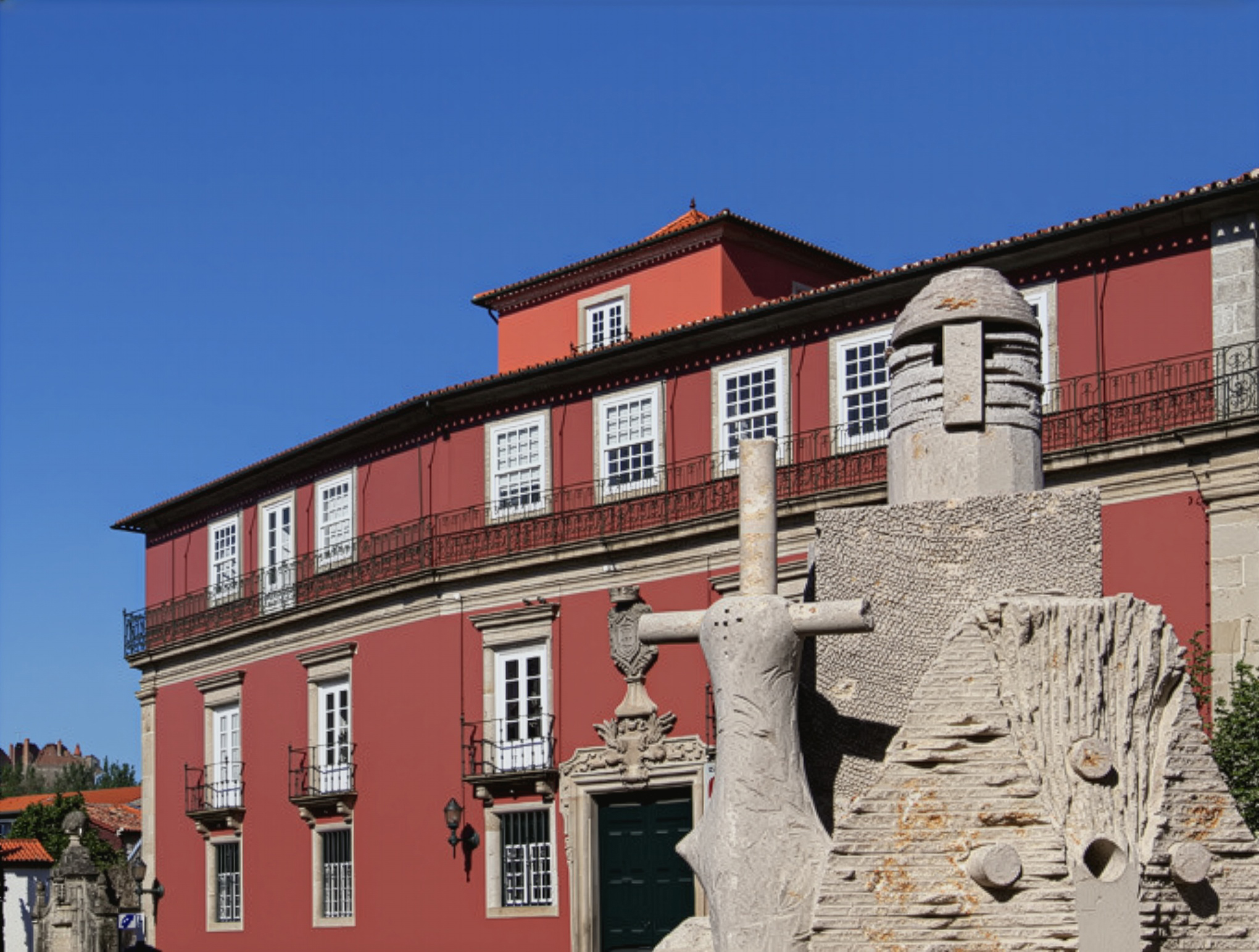 Tribunal da Relação de Guimarães mantém penas aplicadas no caso do padrasto que esfaqueou bebé da companheira em Mirandela