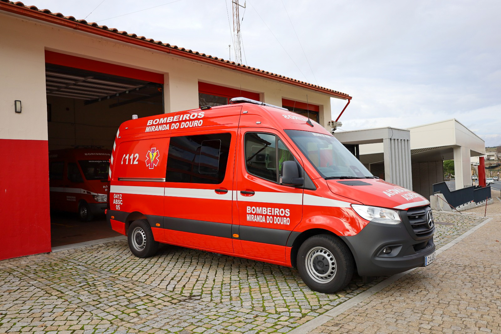 Bombeiros de Miranda do Douro recebem nova ambulância de emergência para reforçar auxílio à população