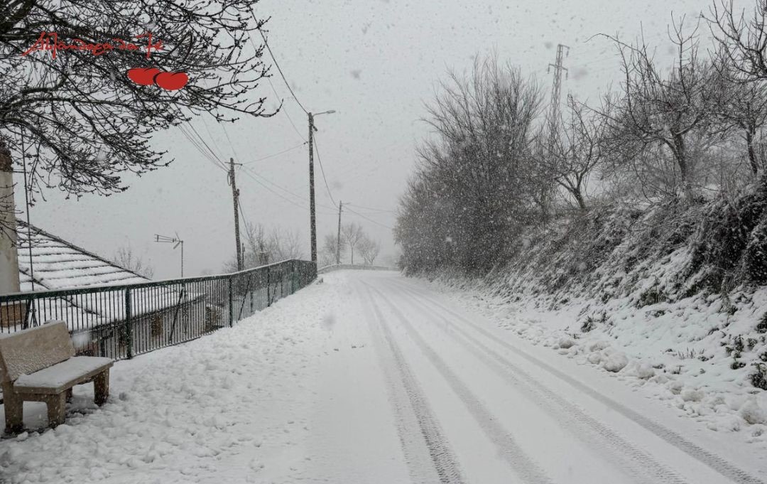 Neve volta a fechar escolas e estradas na região