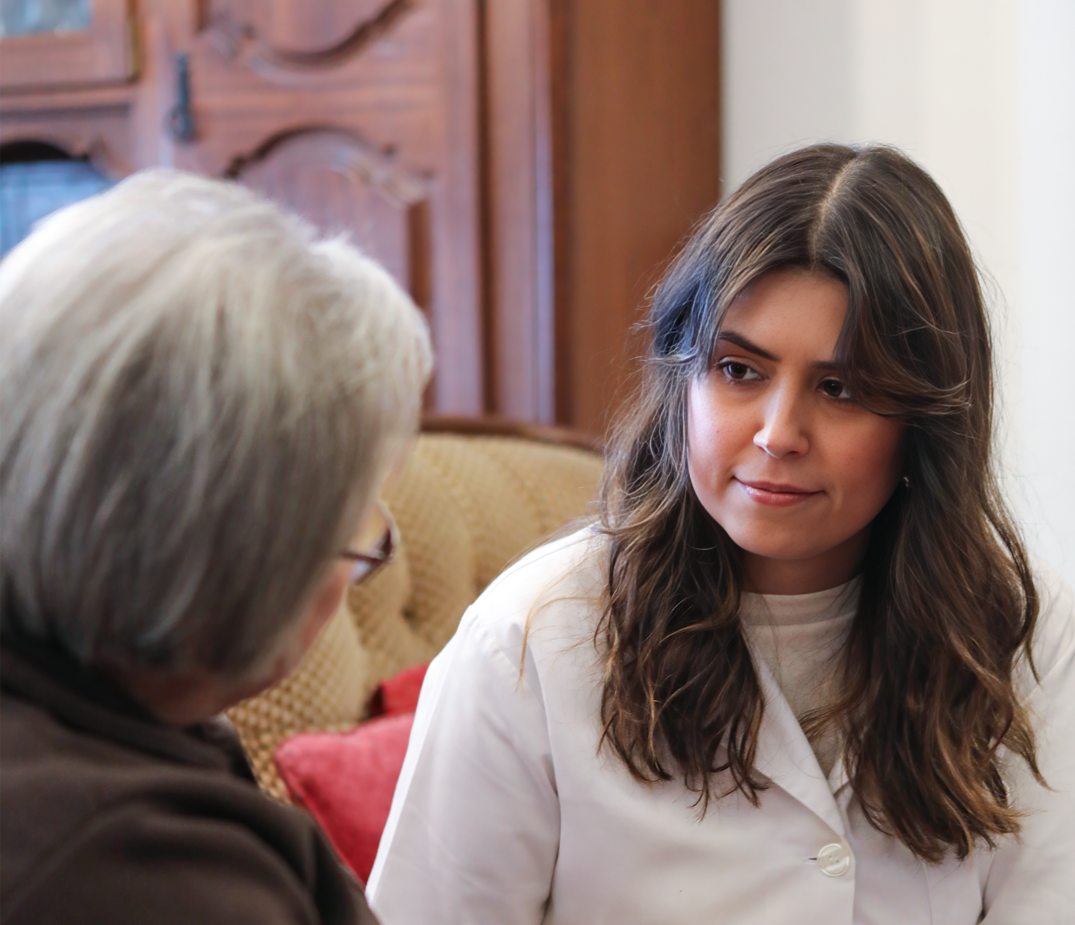 Jovem enfermeira regressa às origens para levar cuidados de saúde a idosos e combater o isolamento social